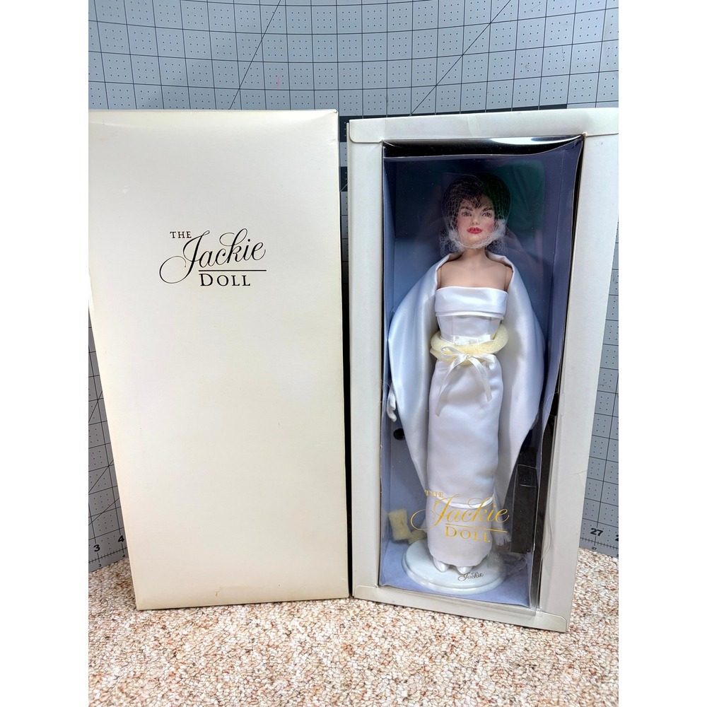 Franklin Mint The Jackie Doll Jacqueline Kennedy White Satin Gown Collector Box